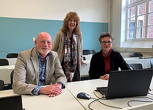 Carsten Freiberg (stellvertretender College-Leiter und Weiterbildungslehrer), Dr. Beate Blüggel, Direktorin der vhs Aachen) und Dr. Susanne Stemmler (Leiterin des vhs-Colleges)